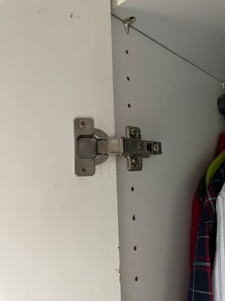 Armario blanco de madera y plástico