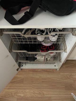 Armario blanco de madera y plástico