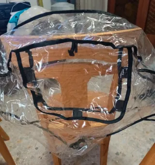 Protector de lluvia para silla de carro de bebé.