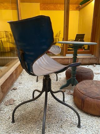 Silla antigua de chapa de bidones