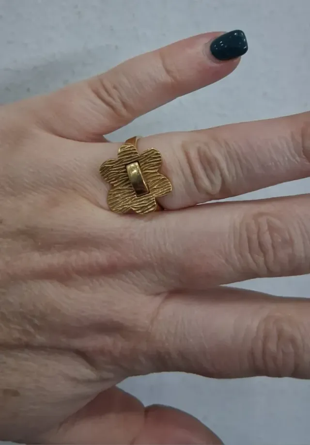 Anillo flor mate de oro 18k, 5,23gr. Ref. G-966.