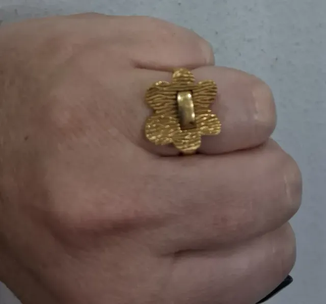 Anillo flor mate de oro 18k, 5,23gr. Ref. G-966.