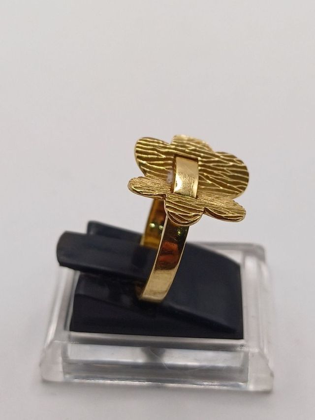 Anillo flor mate de oro 18k, 5,23gr. Ref. G-966.
