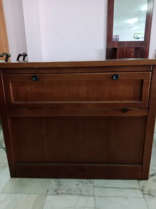 Cama de madera con baúl y colchón
