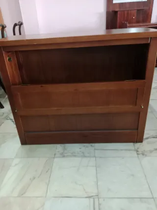 Cama de madera con baúl y colchón