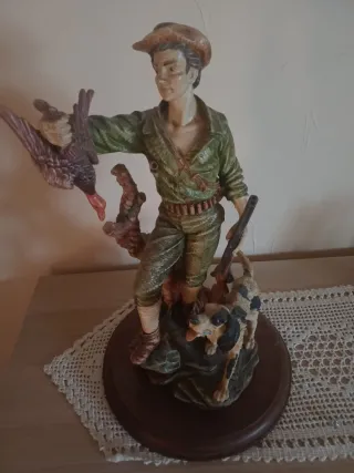 Figura cazador con perro y ave