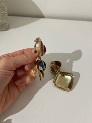 Pendientes dorados con piedras