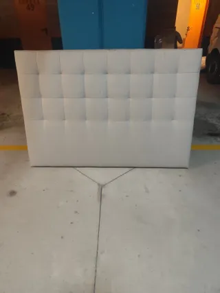 Cabecero de cama gris de tela