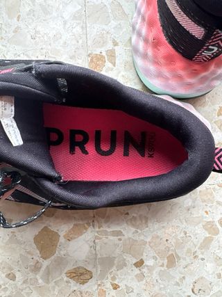 Zapatillas running negras y rosas