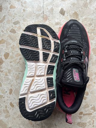 Zapatillas running negras y rosas