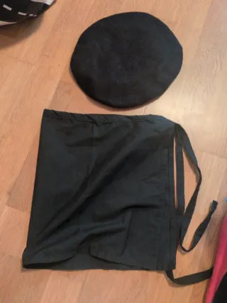 Boina negra y delantal