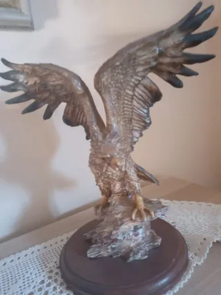 Figura águila escayola