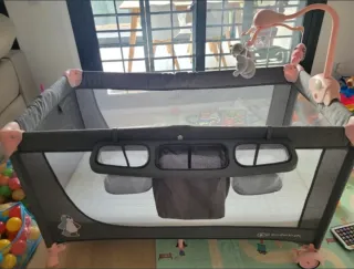 Cuna de viaje Kinderkraft gris