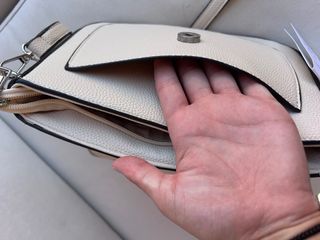 Bolso beige con asa y bandolera