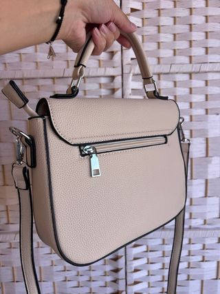 Bolso beige con asa y bandolera