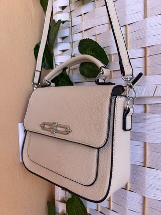 Bolso beige con asa y bandolera