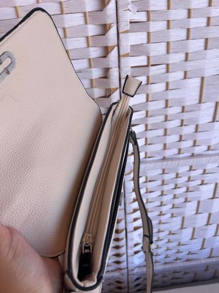 Bolso beige con asa y bandolera