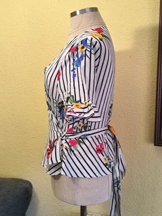 Camiseta floral con rayas blancas y negras