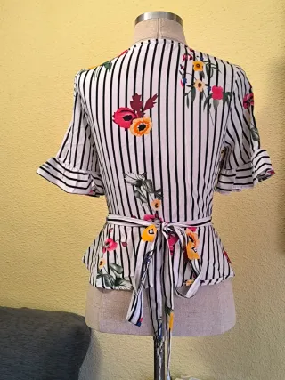 Camiseta floral con rayas blancas y negras