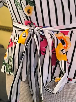 Camiseta floral con rayas blancas y negras