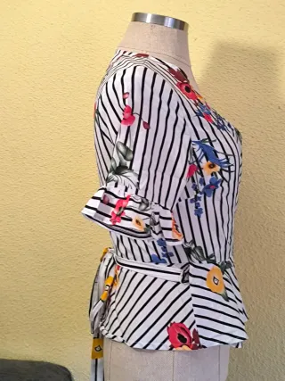 Camiseta floral con rayas blancas y negras