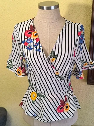 Camiseta floral con rayas blancas y negras