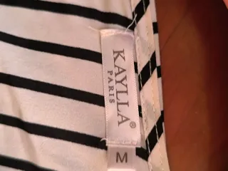 Camiseta floral con rayas blancas y negras