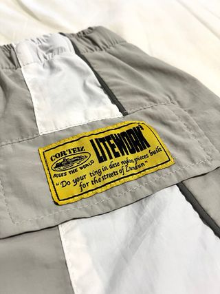 Pantalones Corteiz Reflectantes Grises y Blancos