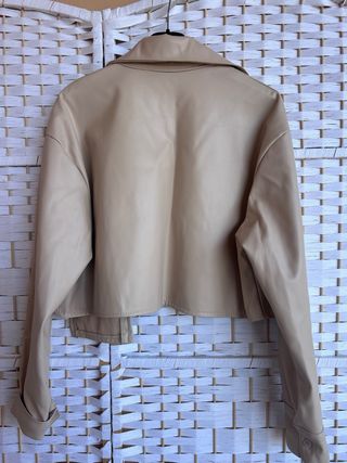 Chaqueta polipiel beige