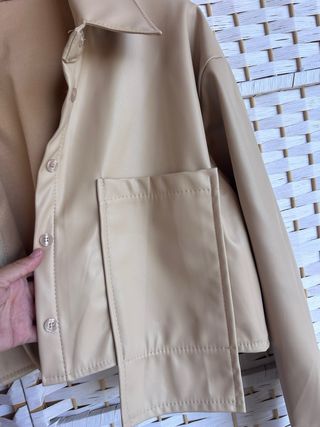 Chaqueta polipiel beige