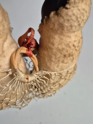 Vecchie bambole da neonato in cesta