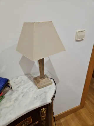 Lámpara de mesa tela y madera