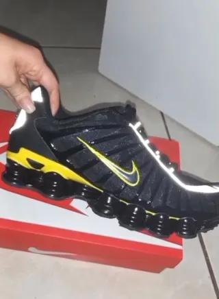 Zapatillas Nike Shox Negro y Amarillo