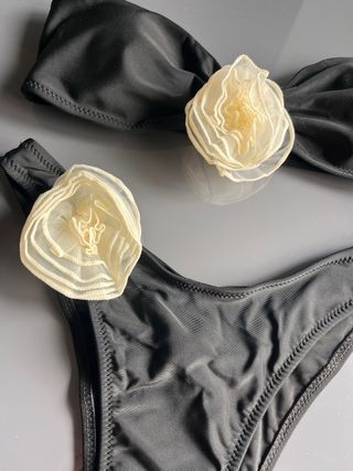 Bikini negro con flores 3D crema