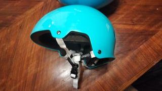 Pareja de cascos azules para moto y patinaje