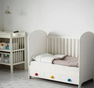 Cuna blanca 3 cajones pomos colores