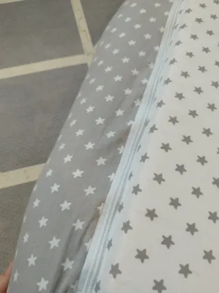 Nido reductor bebé estrellas gris