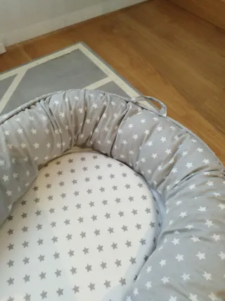 Nido reductor bebé estrellas gris