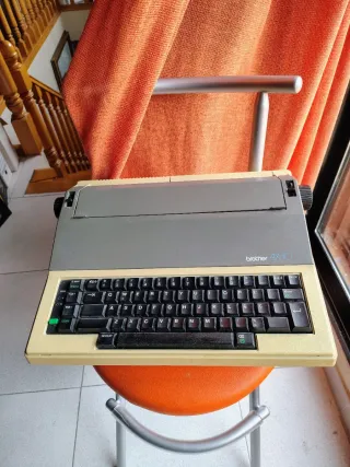 Máquina de escribir eléctrica Brother AX10