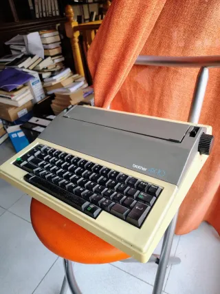 Máquina de escribir eléctrica Brother AX10