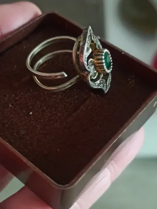 Anillo antiguo con esmeralda y plata