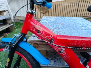 Bici infantil Spiderman + barra de acompañamiento