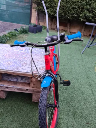 Bici infantil Spiderman + barra de acompañamiento