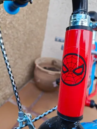 Bici infantil Spiderman + barra de acompañamiento