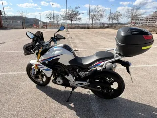 BMW 310 R Naked Blanca y Negra