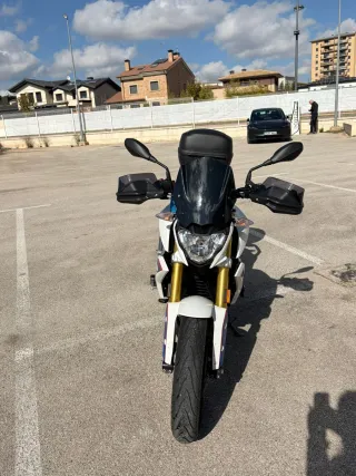 BMW 310 R Naked Blanca y Negra