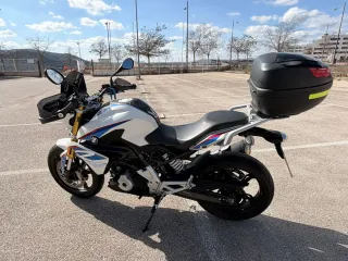 BMW 310 R Naked Blanca y Negra