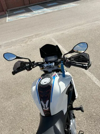 BMW 310 R Naked Blanca y Negra