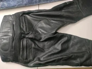 Chaqueta Moto y pantalón de piel.