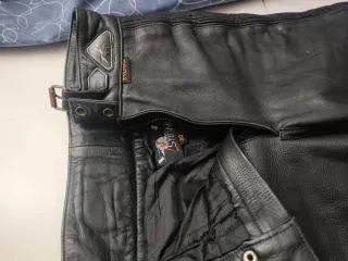 Chaqueta Moto y pantalón de piel.